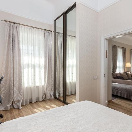 Elegant Apartment In Historical Centre & Free Locked Parking Riga Kültér fotó