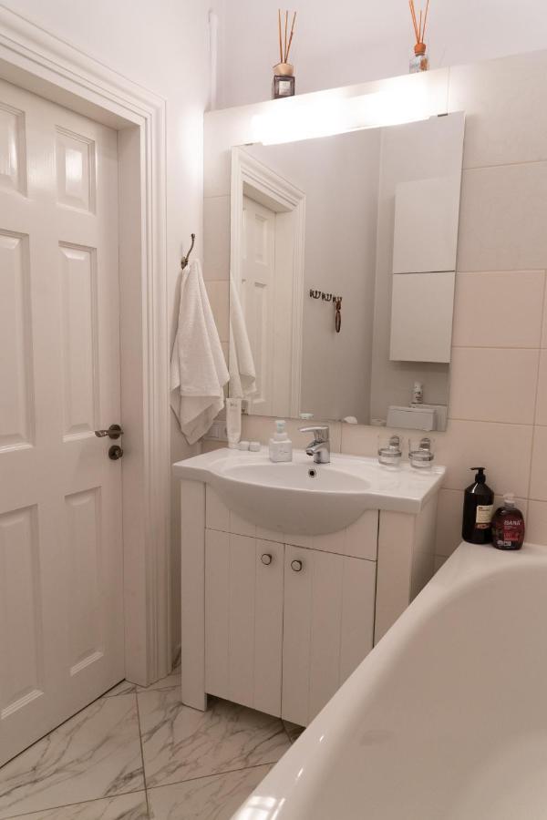 Elegant Apartment In Historical Centre & Free Locked Parking Riga Kültér fotó